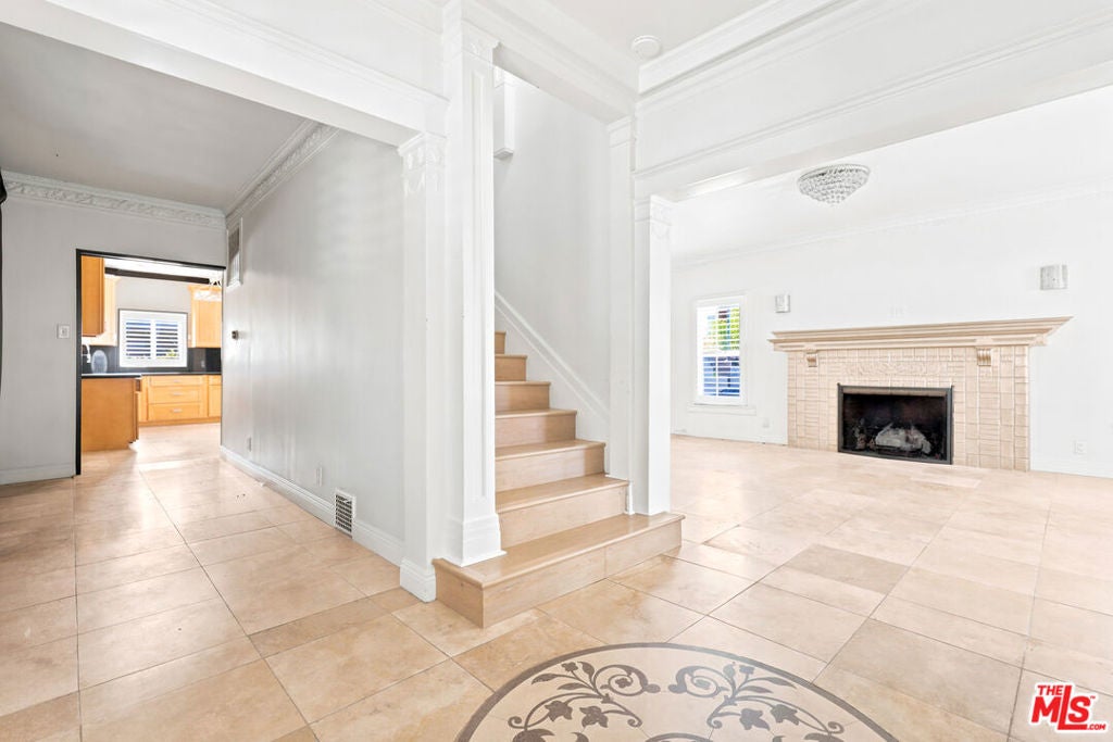 570 S Van Ness Avenue