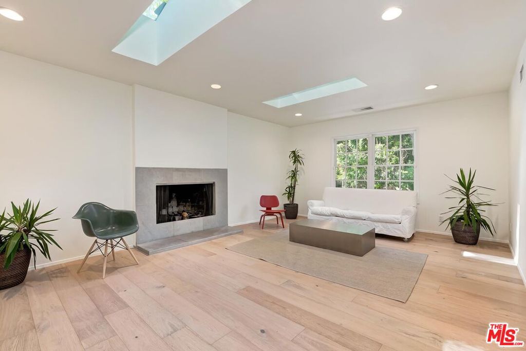 7586 Woodrow Wilson Drive