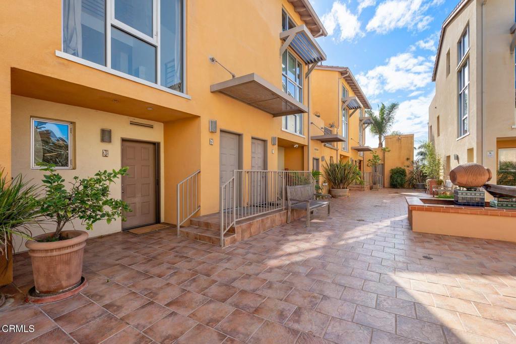 285 N Ventura Avenue 5