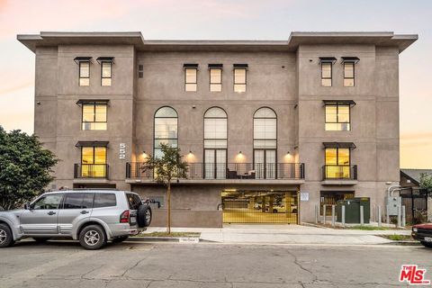 Photo of 552 N Hobart Boulevard #207, Los Angeles, CA 90004 (MLS # 26756663)