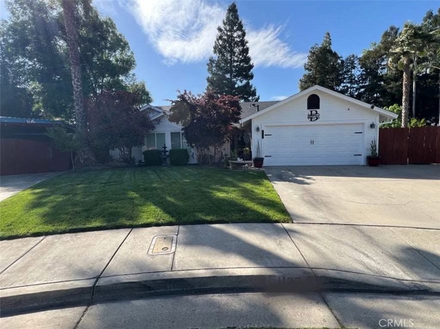 BEAUTIFUL 4BD 2BATH HOME LOCATED IN NORTH MERCED. NEAR UC MERCED, MERCED COLLEGE, SHOPPING AND DINING WITHIN WALKING DISTANCE. HOME IS LOCATED AT THE END OF A CUL DE SAC. ESTABLISHED TREES AND LANDSCAPING. NEW ROOF, NEW HVAC SYSTEM AND NEWLY REMODELED KITCHEN. SWIMMMING POOL HAS BEEN RECENTLY RESURFACED. RV PARKING. WHOLE HOUSE FAN. HUGE BACK YARD, PERFECT FOR ENTERTAINING. COVERED PATIO. VAULTED CEILINGS. CEILING FANS IN EACH ROOM. SCHOOLS AND PARKS ARE WITHIN WALKING DISTANCE. THIS HOME IS MOVE IN READY. Seller is very motivated.