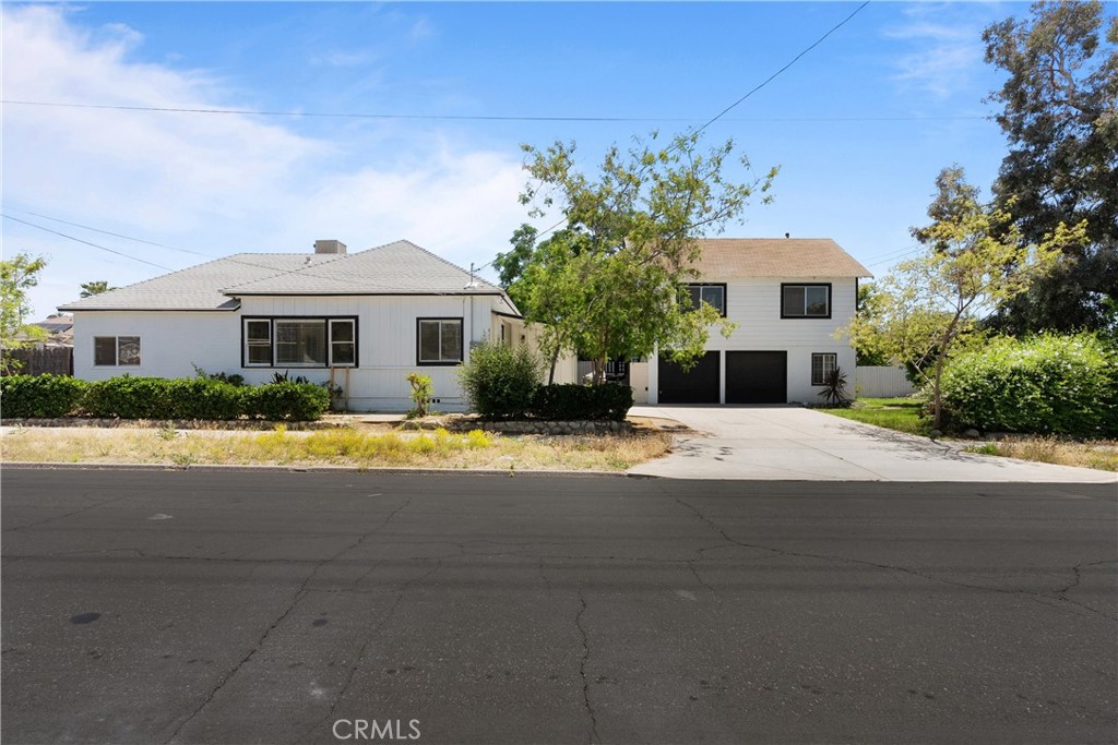 Discover modern comfort and style at 421 W Sun Avenue, where two newly remodeled residences are now available for rent. Located in a desirable Redlands neighborhood, both homes have been thoughtfully reimagined from top to bottom with quality finishes and contemporary upgrades.
Main House – 3 Bed / 1 Bath | $3,500/Month
This charming single-story home offers a spacious layout filled with natural light. Inside, you’ll find new luxury vinyl plank flooring throughout, fresh interior paint, and energy-efficient dual-pane windows. The updated kitchen and bath complete the stylish, move-in-ready feel—perfect for those seeking comfort and convenience in a beautifully refreshed space.
ADU – 1 Bed / 1 Bath | $2,000/Month
Located above the garage, this private one-bedroom unit is ideal for a single occupant or couple. It features the same high-end finishes, including new flooring, dual-pane windows, and fresh paint, creating a bright and welcoming living environment.
Both units offer a fantastic opportunity to enjoy modern living in a well-established neighborhood. Whether you're looking for a spacious home or a cozy retreat, 421 and 423 W Sun Avenue delivers. Don’t miss your chance to rent one of these stunning, move-in-ready residences!