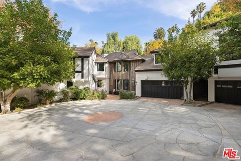 Photo of 16881 Oak View Drive, Encino, CA 91436 (MLS # 26664533)