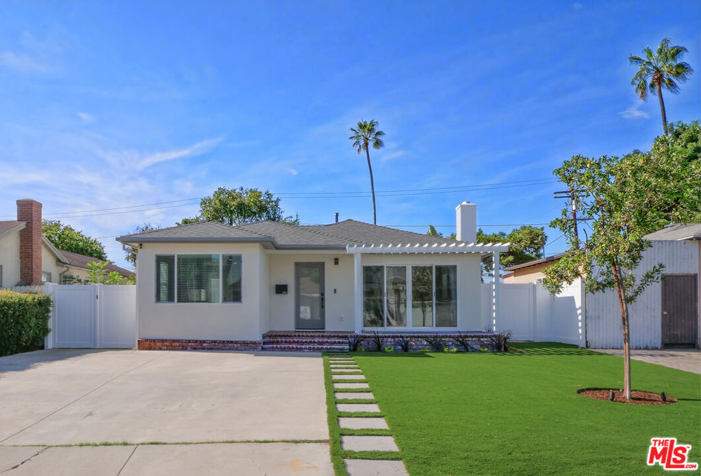 Beautiful house filled with natural light located on a desirable pocket in Culver City. Open floorplan that connects the spacious family room, dining room and the kitchen surrounded by custom cabinets. Recessed lighting, beautiful flooring and modern bathrooms. This house have 2 very spacious family rooms.
