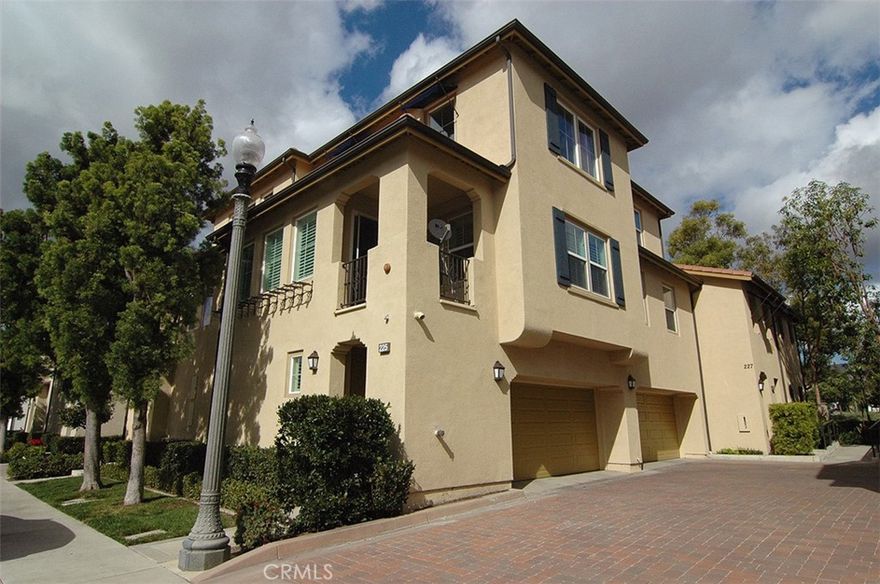 Full Three spacious bedrooms end unit in a prime and quiet location...Welcome to Classic "Northpark" home of the 24 hour guard - gated community offering pools, parks, spas, meandering pathways, gazebos with fountains, tot-lots, clubhouse with meeting room/kitchen facilities, sports courts...neighborhood view deck, enter to 20 foot high volume ceilings, wood floor, shutters, fireplace with tile surround, open kitchen/living room, sit-up breakfast counter, granite countertops, abundance of Beechwood cabinets, stainless appliance package, REFRIGERATOR,WASHER,DRYER, interior laundry room with overhead storage cabinetry, lovely primary suite with ceiling fan extends to luxurious bath with separate shower, deep oval soaking tub, dual vanities, large walk-in wardrobe closet w/organizer, two-car side x side direct access garage, walk to schools, world class restaurants, close to Irvine/Tustin Marketplace, Spectrum, Freeways, Tollroads, and John Wayne Airport