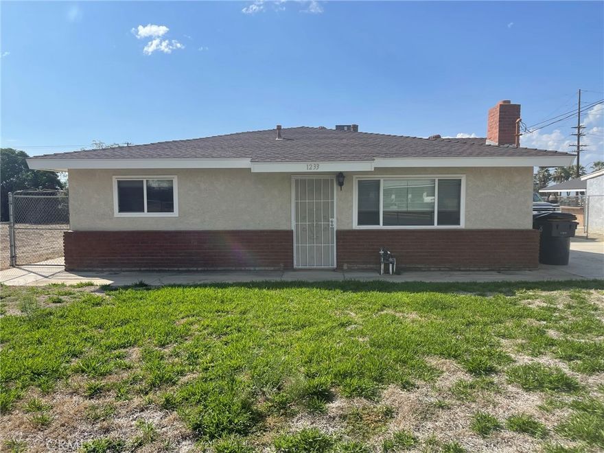 Beautiful single family residence 3 bedroom, 2 bath, 1,513 sq. ft home. Free internet

Front house only.