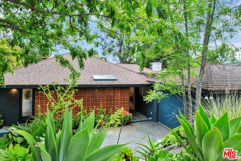 Photo of 380 Tamarac Drive, Pasadena, CA 91105 (MLS # 26652199)