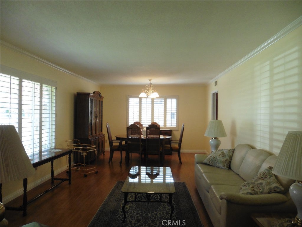 706 W Wistaria