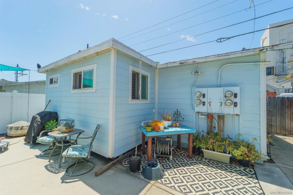 321 S Freeman