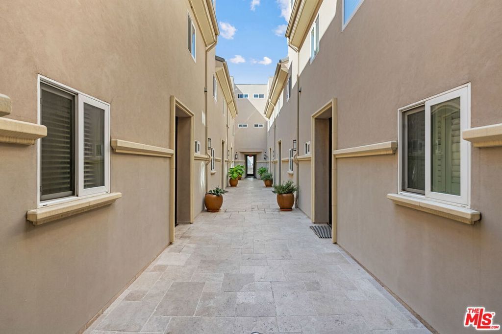 Photo of 5401 Morella Avenue #4, Valley Village, CA 91607 (MLS # 25605175)