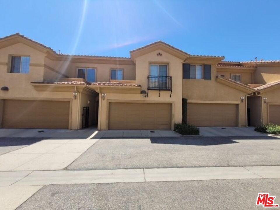 Modern 3br/2.5Ba,/ 2car attached garage, LR with a fireplace, indoor laundry, Master suite has a walk in closet and master bath has a separate tub and shower, the gourmet kitchen has modern appliances , granite counter tops and wooden cabinets. Great location near schools park and shopping districts
