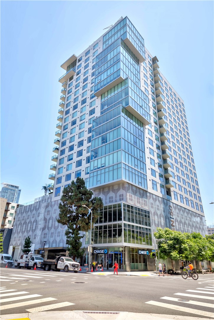 Discover luxury living at TEN50 in the heart of DTLA. This bright and efficient 1 bed / 1 bath condo features wood floors, high ceilings, and south-facing views filled with natural light. The modern kitchen is appointed with Carrara marble countertops, sleek Italian cabinetry, and premium stainless-steel appliances. A spa-like bath with a walk-in shower adds comfort, and a prime parking space with EV charging offers everyday convenience.
TEN50 offers resort-style amenities including a grand resident lounge with workspaces, private dining and screening room, outdoor sun terrace with BBQ, heated pool and spa with skyline views, outdoor seating with fireplaces, Yoga Garden, state-of-the-art fitness center, and 24-hour front desk and security.
Located in vibrant South Park, this home is moments from LA Live, Crypto.com Arena, Microsoft Theater, the Convention Center, and USC. With dining, shopping, and entertainment at your doorstep, this is the perfect opportunity to experience effortless city living.