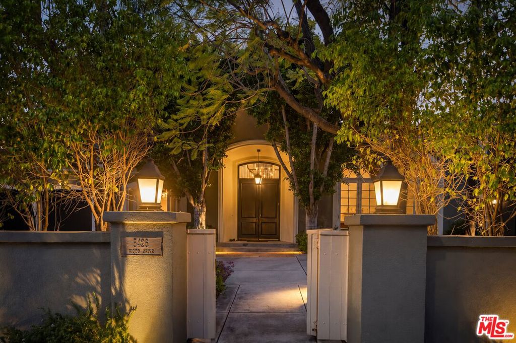 Photo of 5425 Encino Avenue, Encino, CA 91316 (MLS # 26996631)