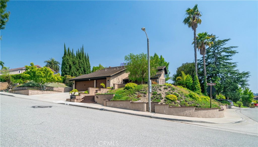 990 Calle Serra