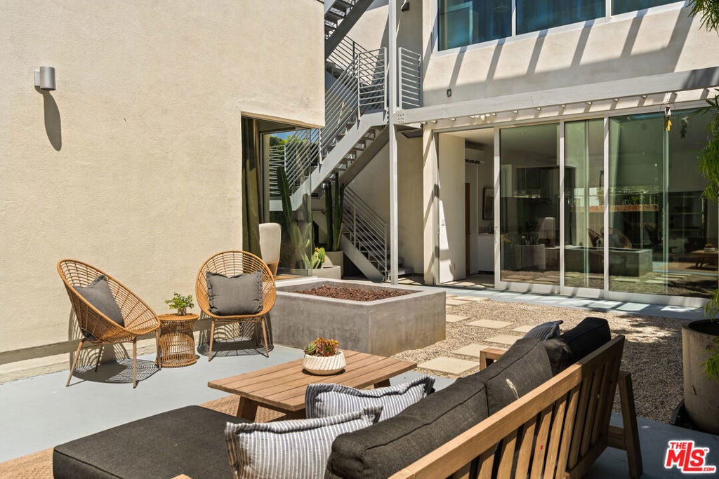 1076 Palms Boulevard