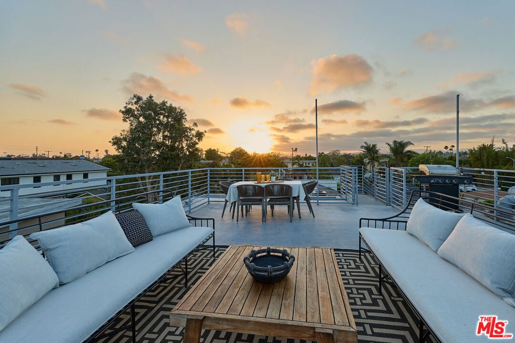 1076 Palms Boulevard