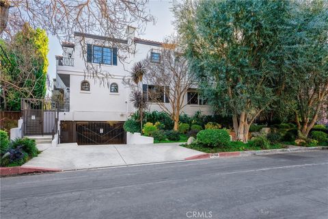 Photo of 14100 Dickens St #2, Sherman Oaks, CA 91423 (MLS # SR25277933)