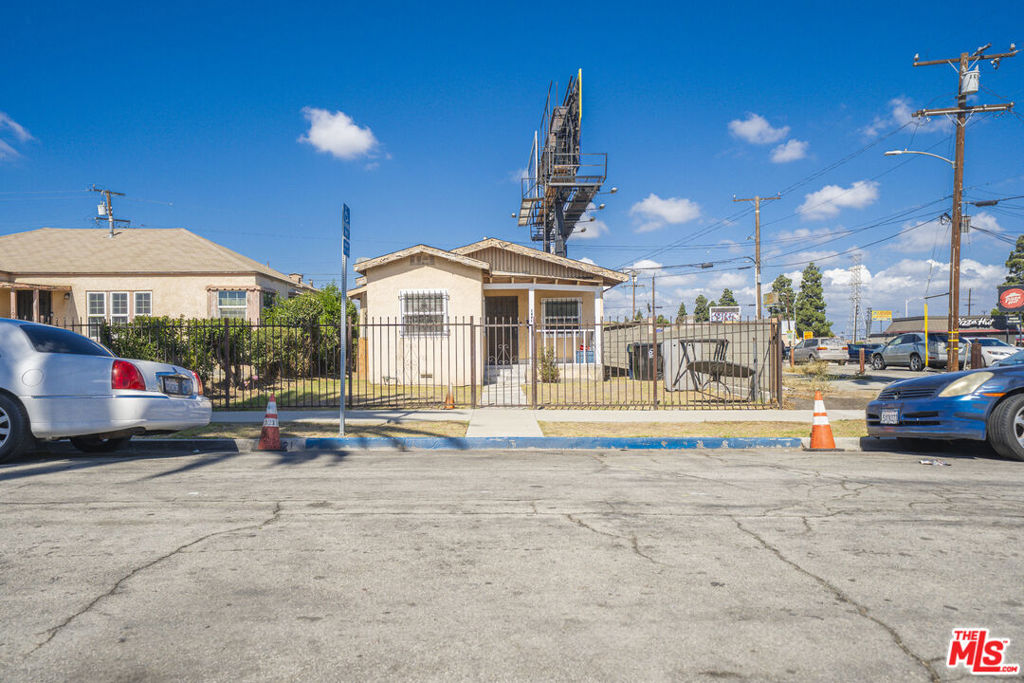 Main image without alt text