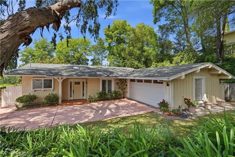 Photo of 4820 Dunman Ave, Woodland Hills, CA 91364 (MLS # SR26076874)