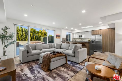 Photo of 4806 Sylmar Ave PENTHOUSE #PH2, Sherman Oaks, CA 91423 (MLS # 25610039)
