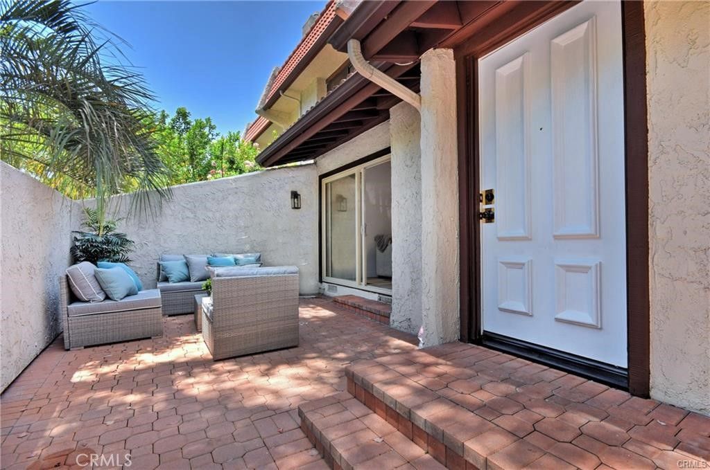 Photo of 22255 1/2 Erwin St, Woodland Hills, CA 91367 (MLS # SR25246787)