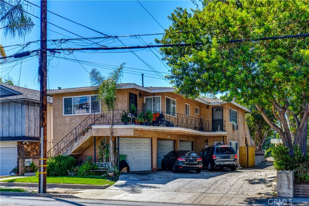 Highly sought after area of Whittier, close to Whittier College and Uptown. The bed/bath count is: 2/2,1/1 and a bachelor.. 3 GARAGES + driveway parking