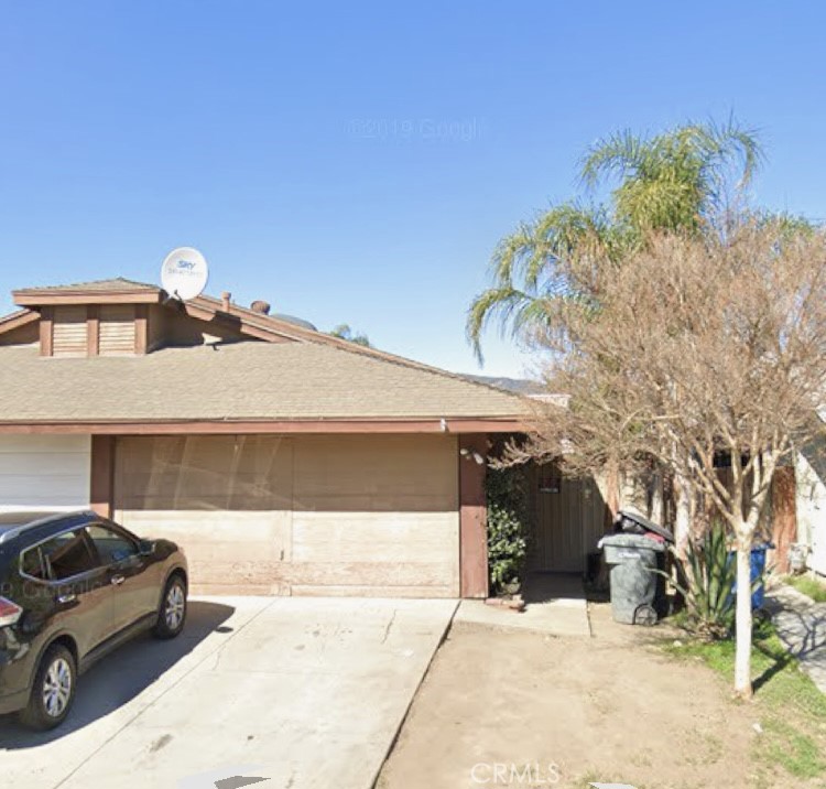 GREAT LOCATION, WALKING DISTANCE TO THE LAKE, RESTUANTS, STORES, LAUNCH POINTE RECREATION AND HIGH SCHOOL. HOUSE NEED SOME TLC BUT GREAT INVESTMENT. HOUSE HAS 3 BEDROOMS AND 2 BATHROOMS WITH A WALK IN CLOSET IN PRIMARY BEDROOM. A GREAT OPEN FLOOR PLAN. BACK YARD HAS PLENTY ROOM FOR ENTERTAINMENT AND MOSTLY CEMENTED. BY APPOINTMENT ONLY.