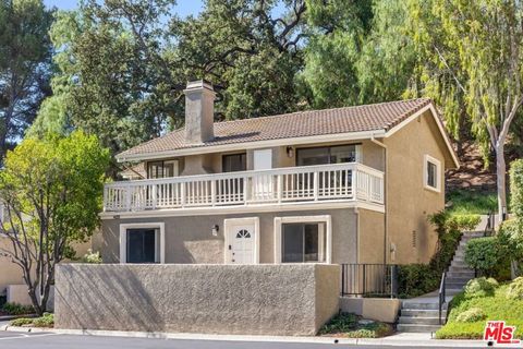 Photo of 425 Vista Dorado Lane, Oak Park, CA 91377 (MLS # 25589579)