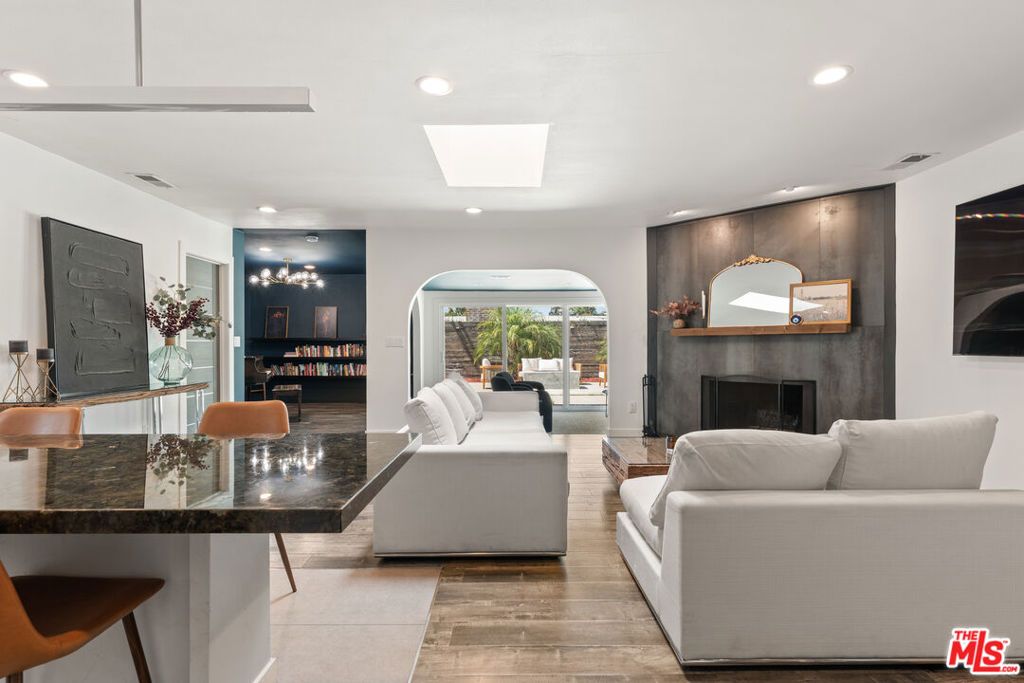 Photo of 17235 Hatteras Street, Encino, CA 91316 (MLS # 25589349)