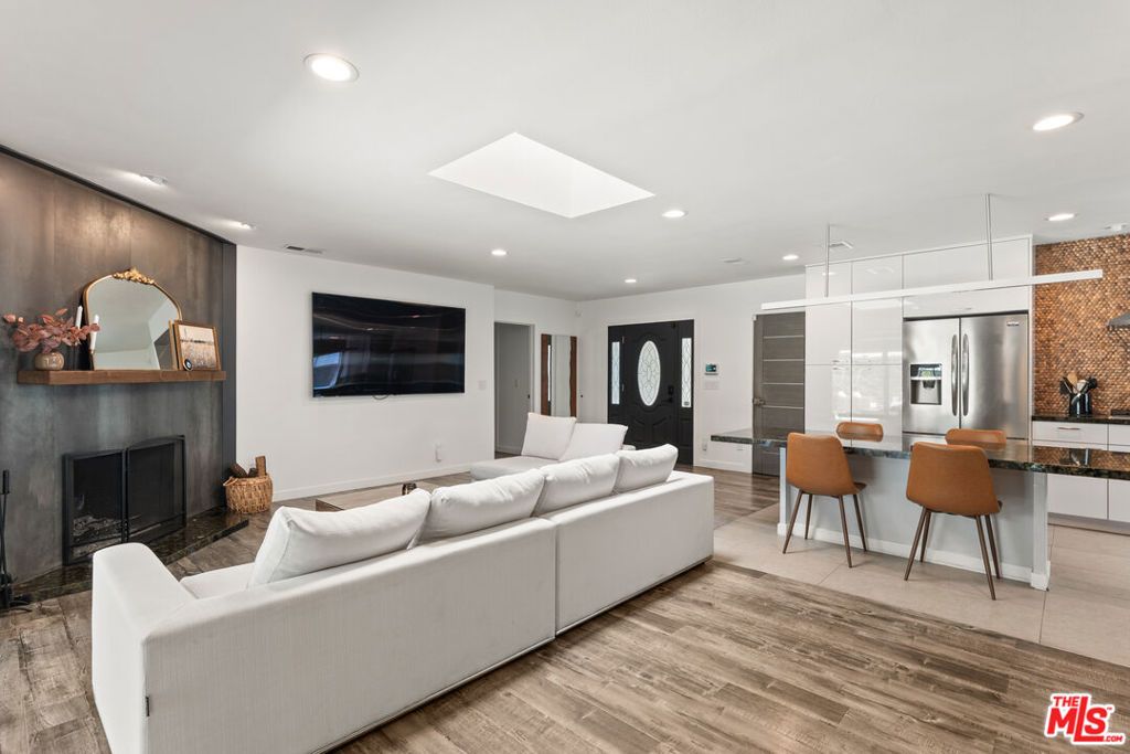 Photo of 17235 Hatteras Street, Encino, CA 91316 (MLS # 25589349)
