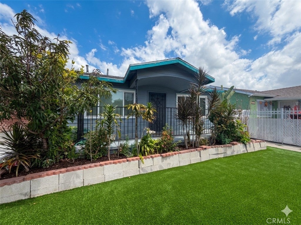 Photo of 1425 W Gage Avenue, Los Angeles, CA 90047 (MLS # DW26115444)