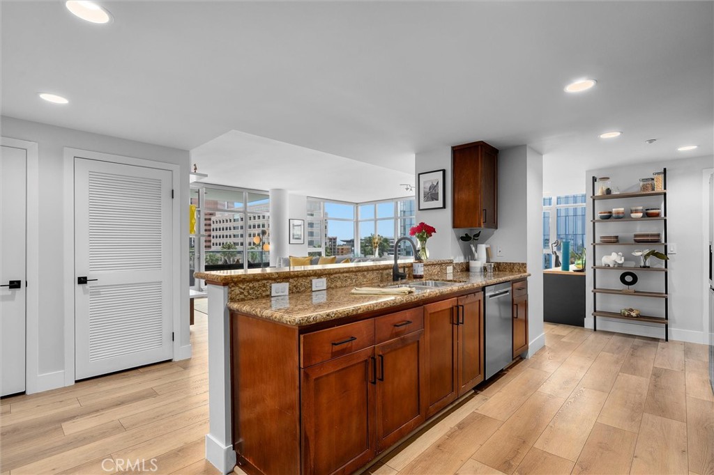 400 W Ocean Boulevard 605