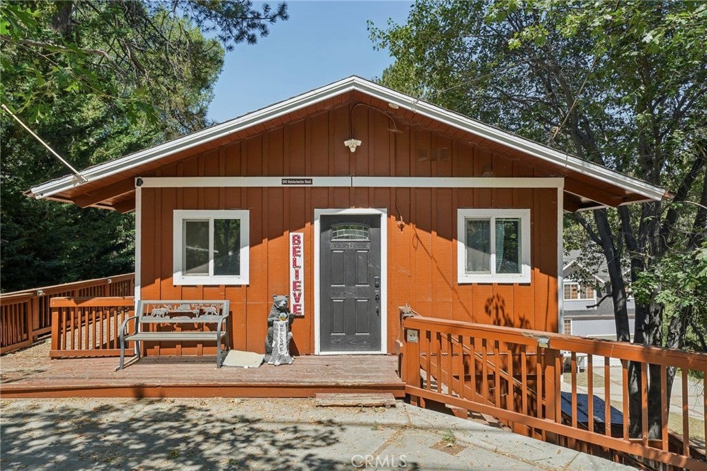 Photo 1 of 32 — 944 Knickerbocker Road, Big Bear Lake, CA 92315