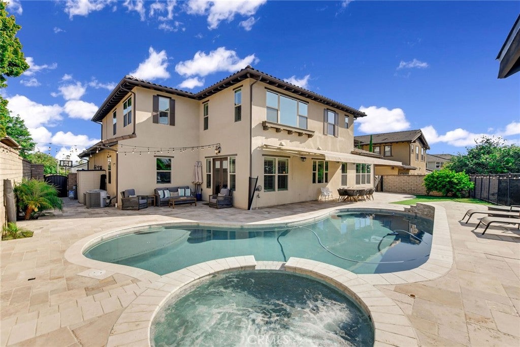 1127 Las Colinas Way