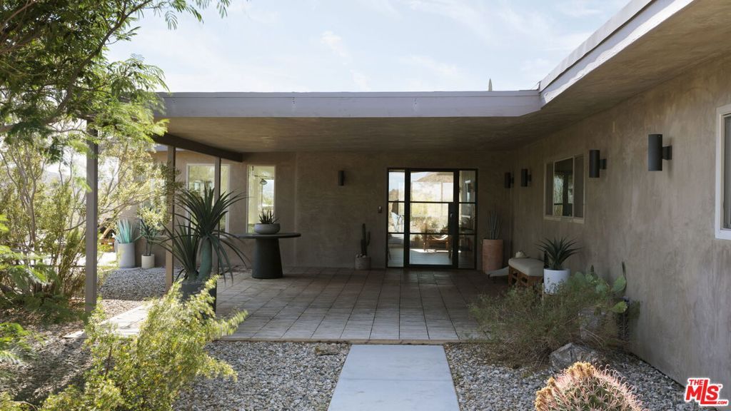 Photo of 59856 Sun Mesa Drive, Yucca Valley, CA 92284 (MLS # 26740637)