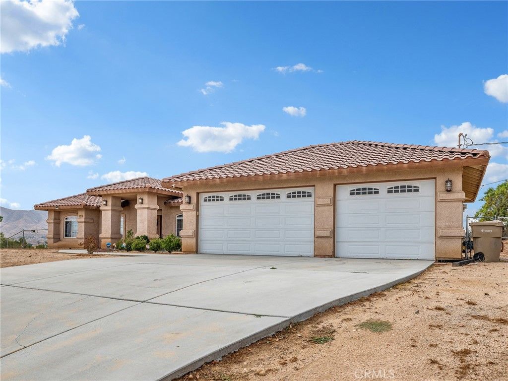 Photo of 18707 Hercules St, Hesperia, CA 92345 (MLS # HD25241536)
