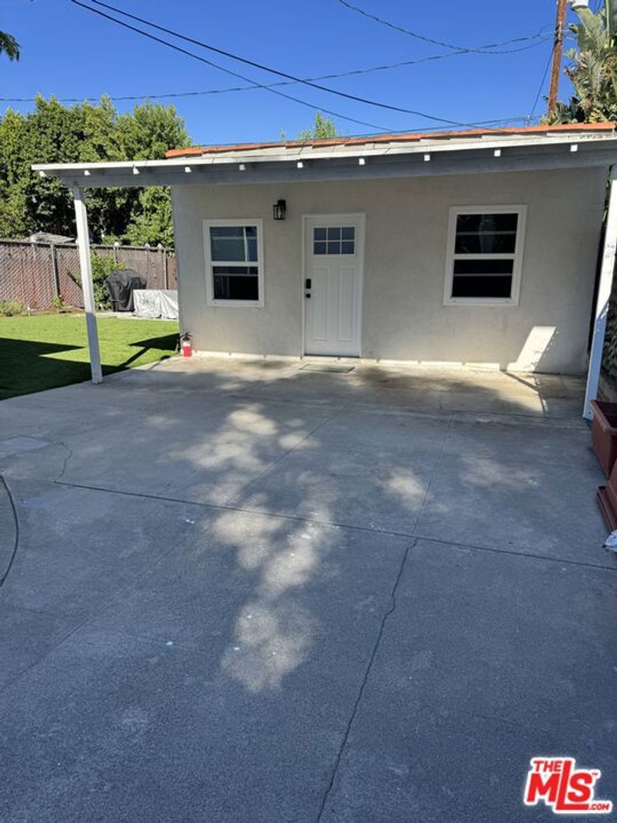 Serene and private 1 bedroom detached guest house in the heart of Burbank! Fully remodelled, with private entrance, inside washer & dryer, and back yard area. Great upgrades including USB outlets and new lighting. Utilities included. Secure and gated. Street parking.