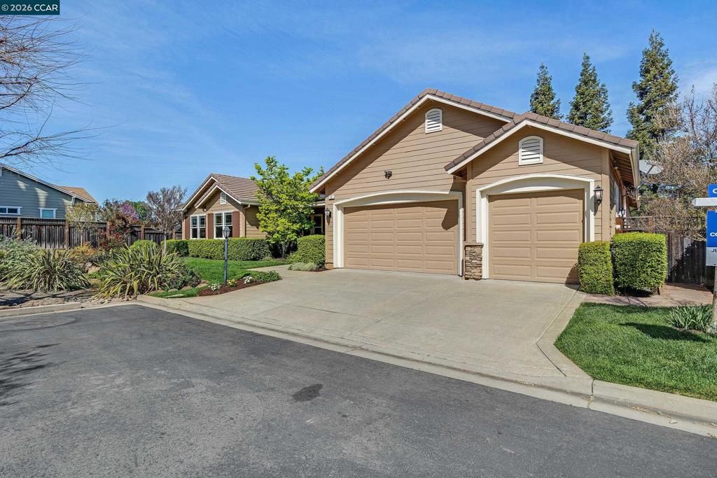 Photo of 5 Pardi Ln, Clayton, CA 94517 (MLS # 41126568)