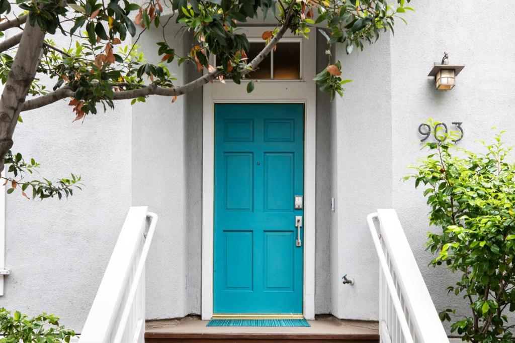 903 W Dana Street