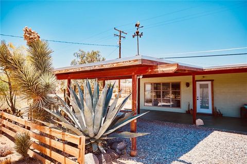 Photo of 61886 Calle Los Amigos, Joshua Tree, CA 92252 (MLS # CV25262763)