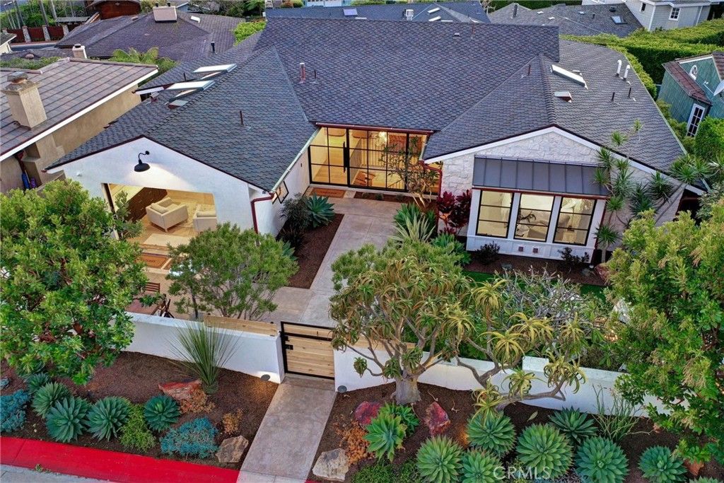 Photo of 4 S Vista De La Luna, Laguna Beach, CA 92651 (MLS # OC26063568)