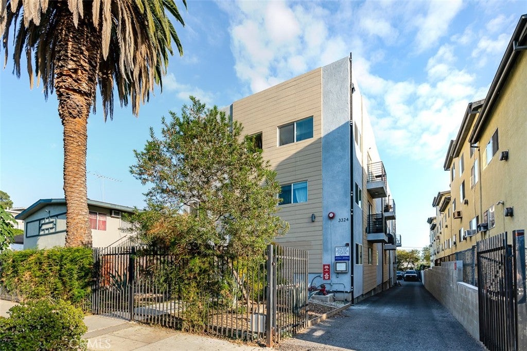 3324 Chapman