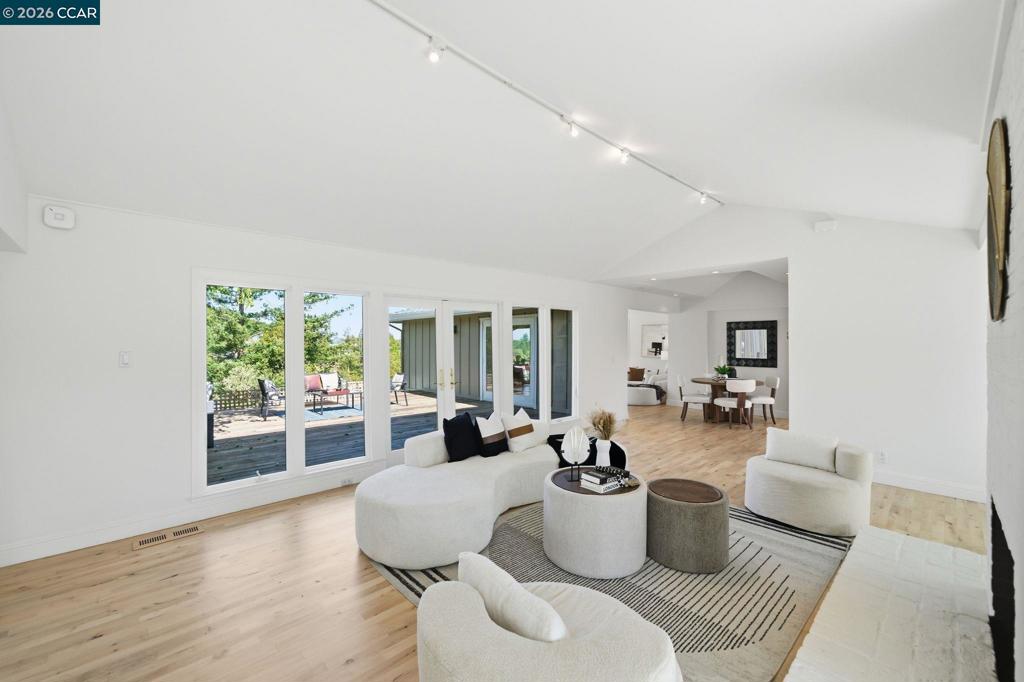 102 Hillcrest Dr Dr, Orinda CA 94563