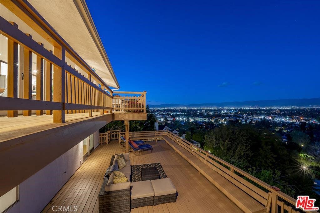 Photo of 4100 Witzel DR, Sherman Oaks, CA 91423 (MLS # SR26120401)