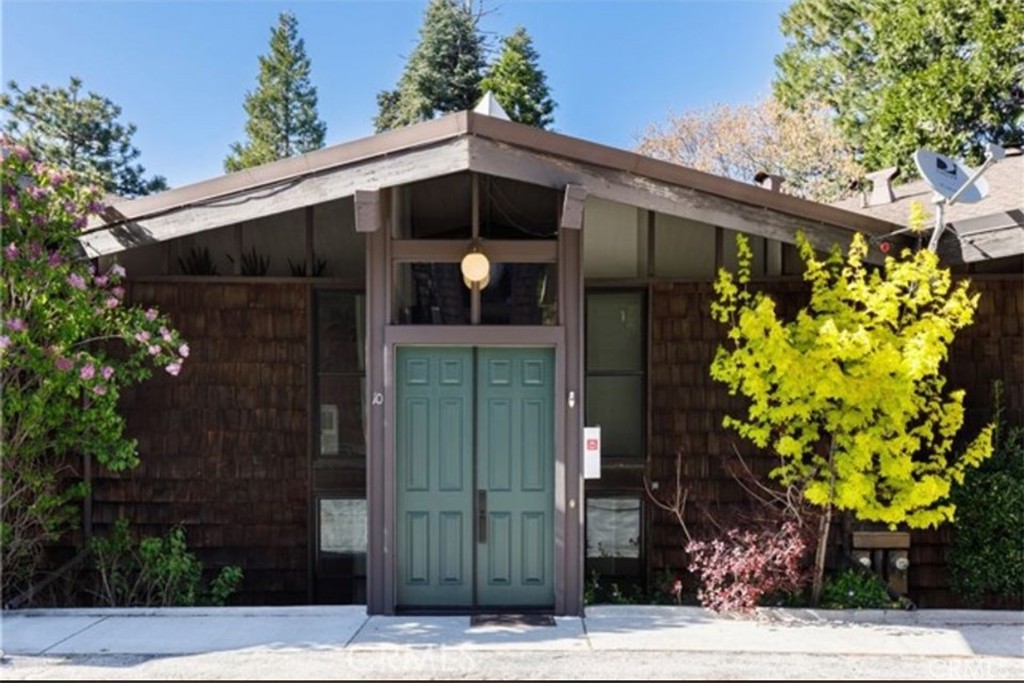 Welcome to Your Mountain Escape!
Location, Location, Location! Nestled in the desirable Fern Rock Estates within the iconic Twin Peaks area, this beautifully renovated and move-in-ready home offers the perfect balance of convenience and tranquility. Ideally situated near parks, restaurants, shops, and supermarkets, with quick access to HWY 18 and HWY 189, this location simply can't be beat. Tucked away in the heart of the community, this home enjoys peace and quiet, far from busy streets, yet just steps from the community swimming pool and your two designated parking spots.
Inside, you'll love the open-concept layout featuring a spacious living room, formal dining area, and a versatile main-level bedroom—ideal as a guest room, home office, or personal gym. The updated kitchen, bathroom, and flooring add modern comfort and style, and you'll appreciate the convenience of an in-unit washer, avoiding trips to the shared laundry.
The HOA fee includes:
Exterior maintenance, Access to pool and tennis courts, Trash service, Roof upkeep, Snow removal
Perfect as a full-time residence or a weekend getaway. Don’t miss your chance to own this charming mountain retreat—schedule your private showing today before it's gone!
