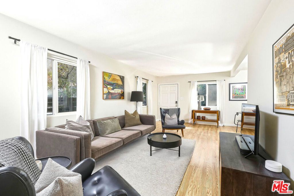 Photo of 517 Venice Way, Venice, CA 90291 (MLS # 25589661)