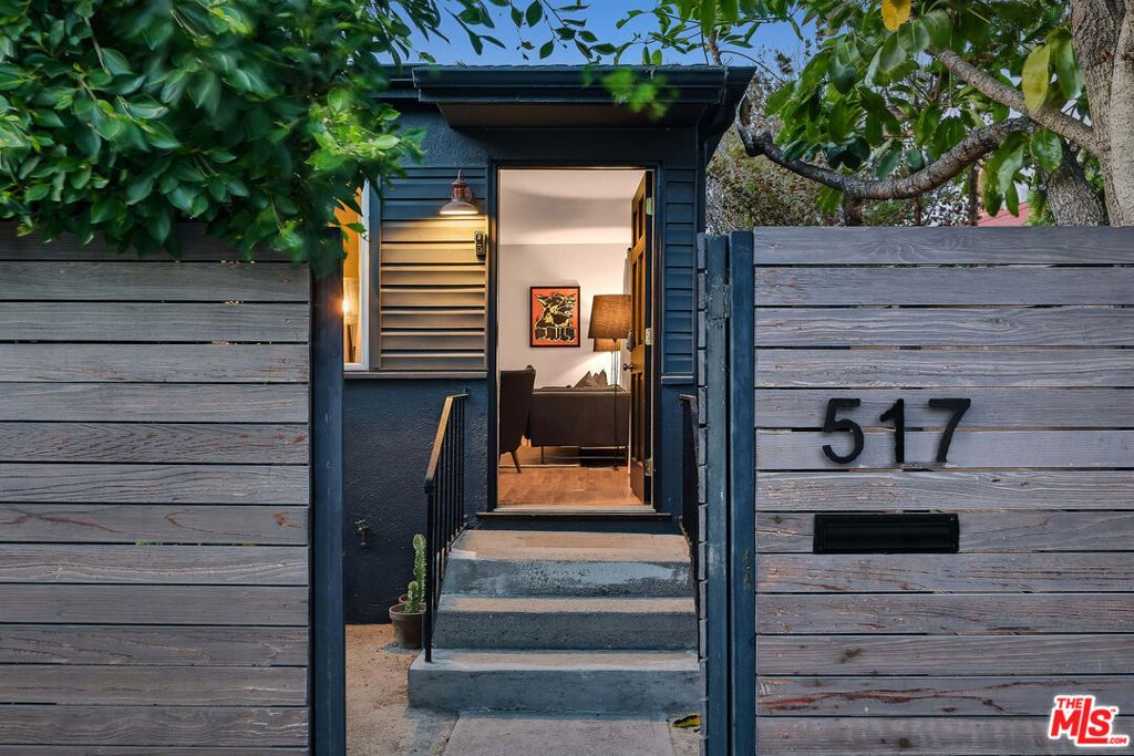 Photo of 517 Venice Way, Venice, CA 90291 (MLS # 25589661)