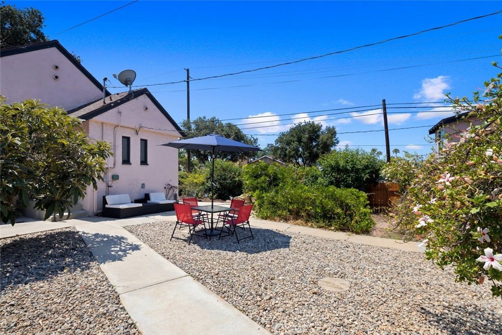 Relax with the whole family at this peaceful place to stay. This beautiful colonial style single-story house is located at the Eastern side of LA, features 2 bedrooms, 2 bathes with 1,400 SF, and it has been newly completely remodeled.
TOP OF THE LINE APPLIANCES
The space
--> We are the center of LA, Orange and San Bernardino County.
--> Easy freeway access and close to LAX, Staple Center, Hollywood, Universal Studio, Santa Monica, Malibu, etc.
NEARBY ATRACTIONS:
Disneyland, Knott's Berry Farm
Angel Stadium, Ducks' Honda Center, Anaheim Packing District, Richard Nixon Library, beautiful beaches such as Laguna Beach, Newport Beach, Huntington Beach, Santa Monica, Malibu; Staple Center, Hollywood, Universal Studio, Beverly Hills, etc.
*Stove, Refrigerator, Washer and Dryer and other stainless appliances are included in the lease
*All furniture seen in the photo are also included in the lease.
*No pets allowed
*All utilities are included