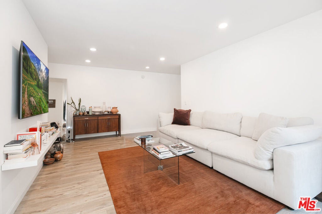 525 N Sycamore Avenue 301