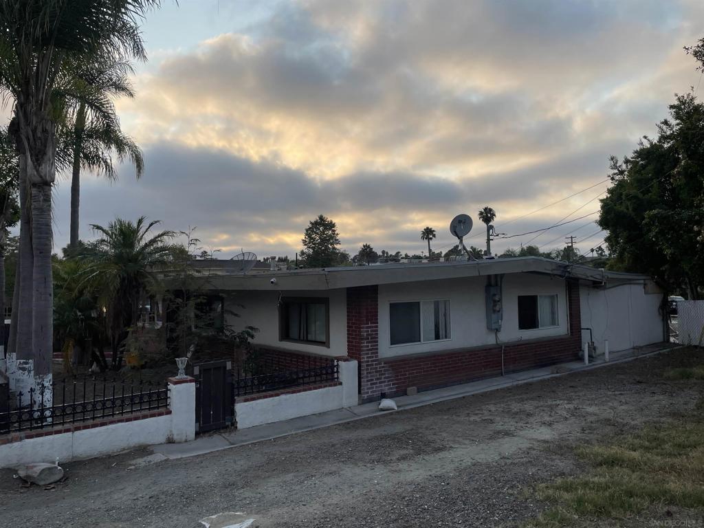 Additional photos coming soon. Spacious duplex in the heart of Vista. Easy access to the 78 freeway, public transit and shopping. Also offered in conjunction with neighboring units.
